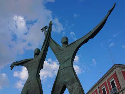 �La rotta dei due mari� si conclude a Taranto, davanti al Monumento al Marinaio posto sul lungomare Vittorio Emanuele III. Una scultura in bronzo che saluta e accoglie quei viandanti che raggiungono dopo un lungo cammino l�unica colonia spartana di tutta la Magna Grecia